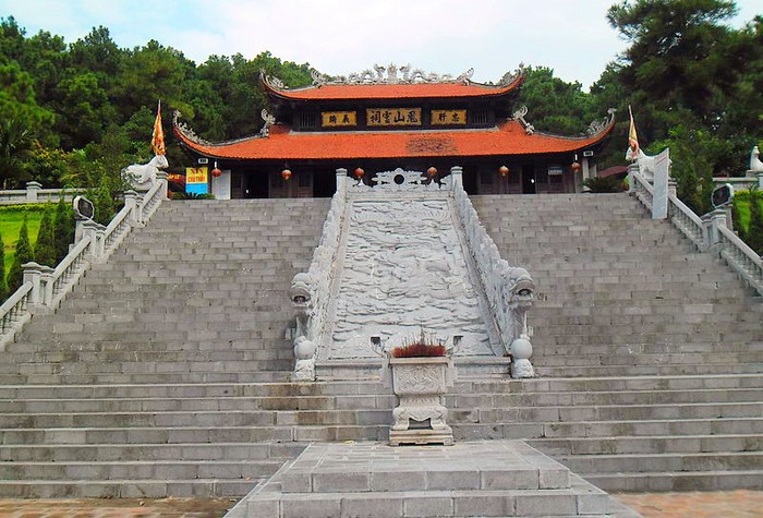 Đền thờ thày Chu Văn An trên núi Phượng Hoàng, xã Văn An, thị xã Chí Linh, tỉnh Hải Dương